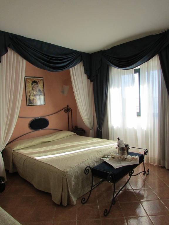 Emmaus Hotel Zafferana Etnea Oda fotoğraf