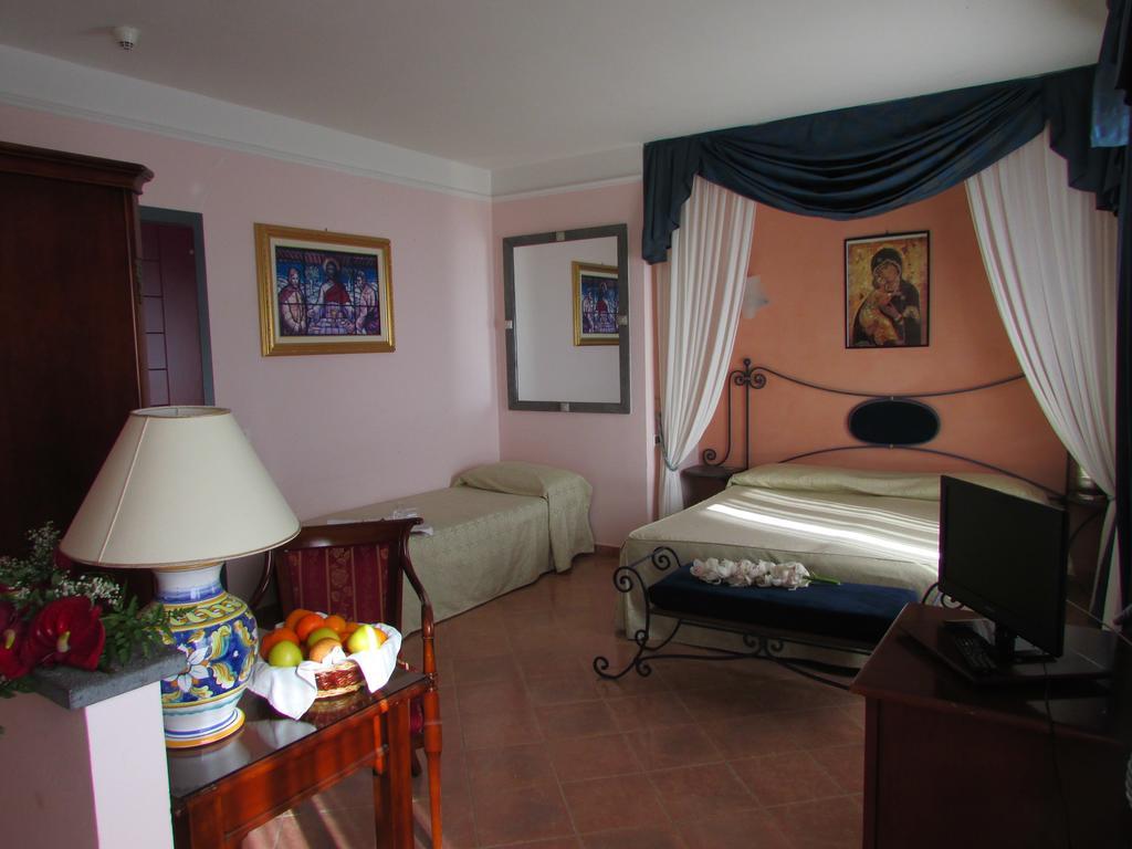 Emmaus Hotel Zafferana Etnea Oda fotoğraf